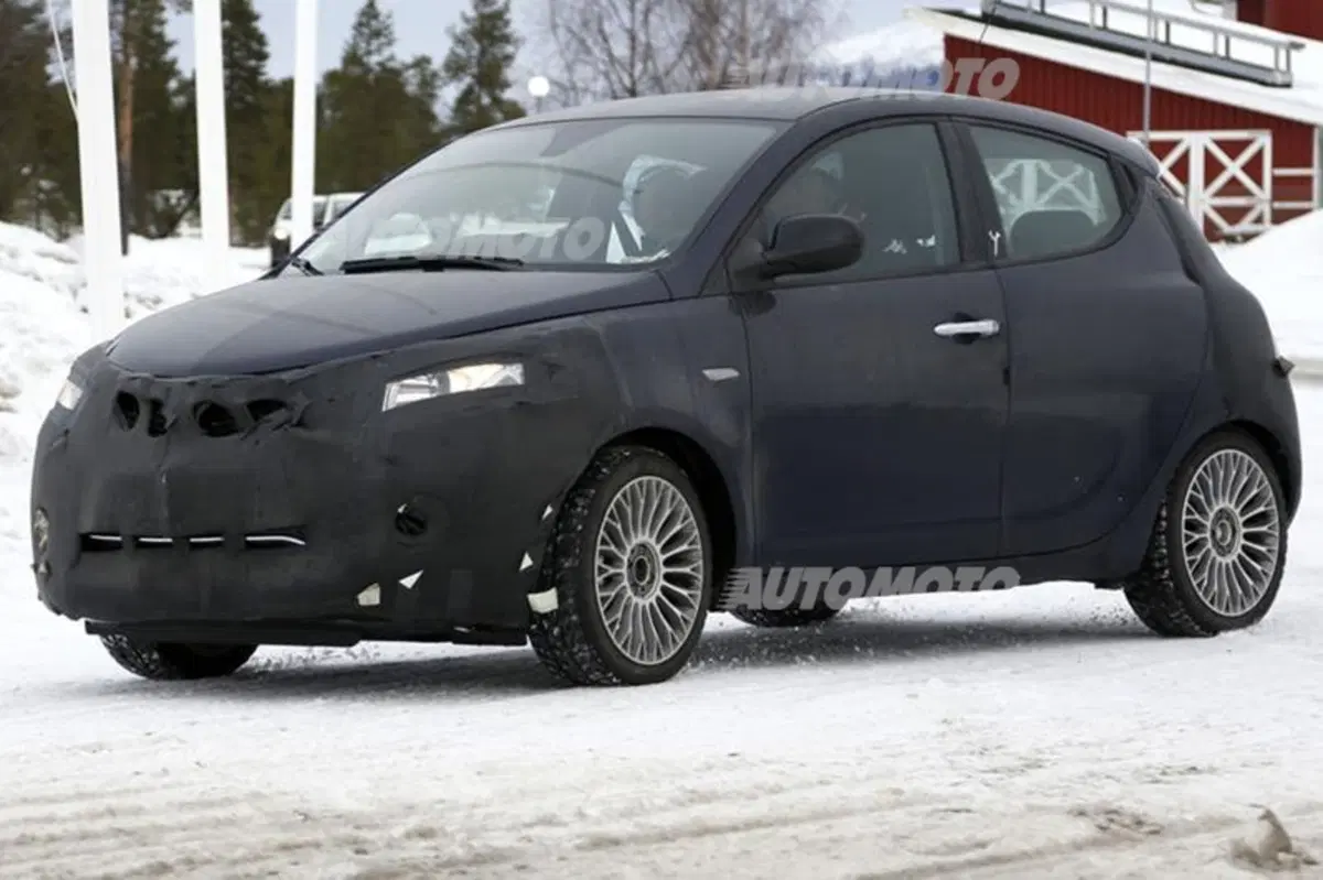 Lancia Ypsilon restyling: le prime immagini spia (4)