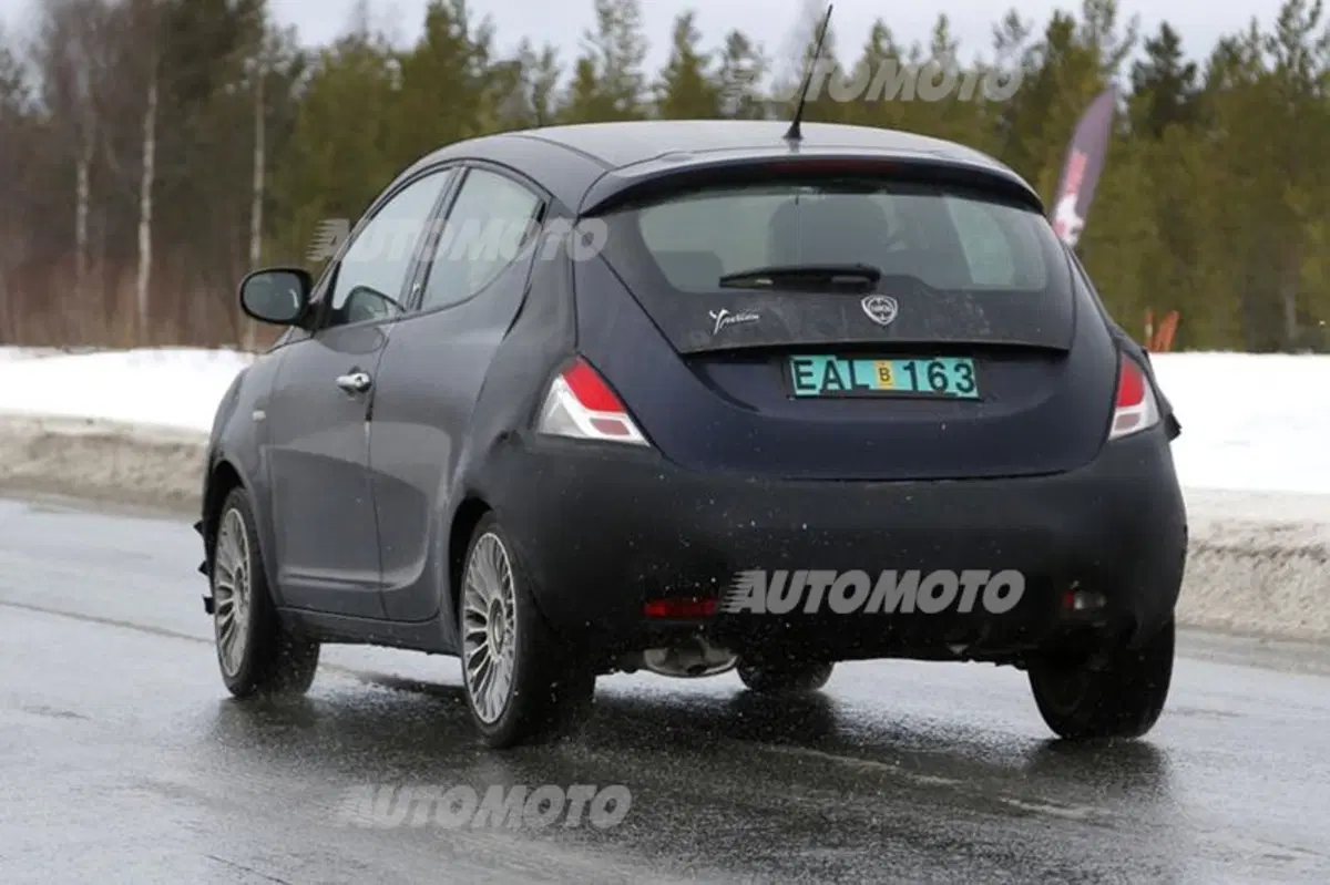 Lancia Ypsilon restyling: le prime immagini spia (5)