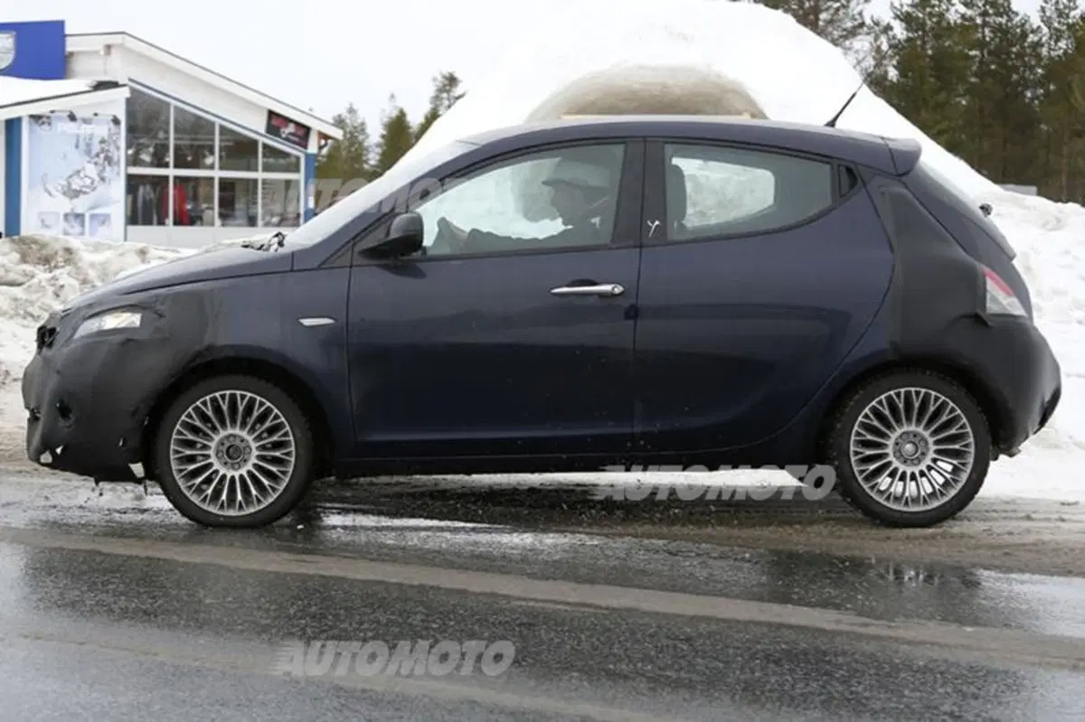 Lancia Ypsilon restyling: le prime immagini spia (6)