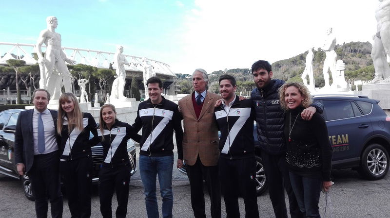 Foto di gruppo: Malag&ograve; presidente del Coni, Andrea Carlucci A.D. di Toyota Motor Italia ed alcuni atleti azzurri gi&agrave; impegnati nella preparazione pre-olimpica