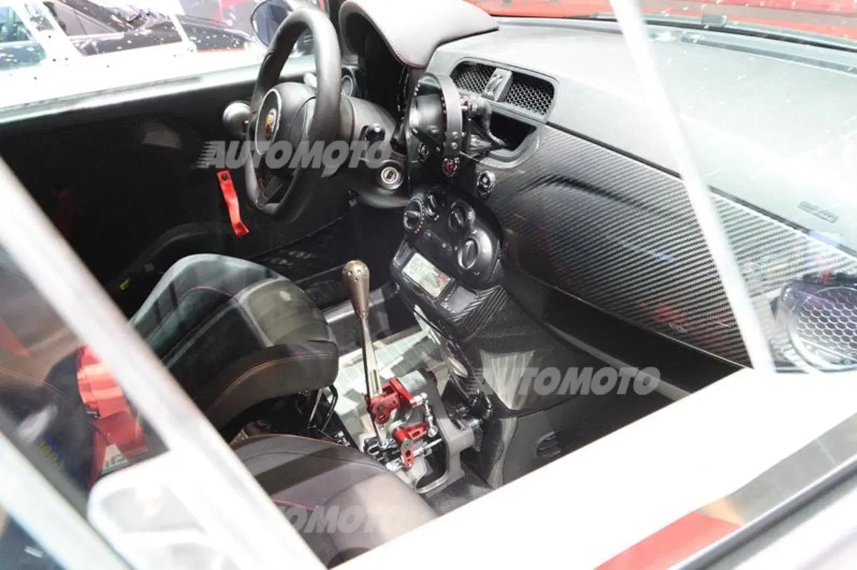 Abarth al Salone di Ginevra 2015 (10)