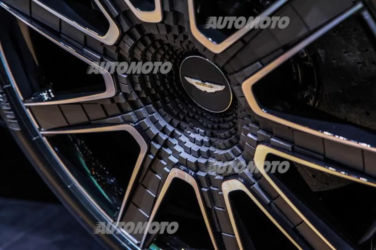 Aston Martin DBX Concept: crossover elettrico! (11)