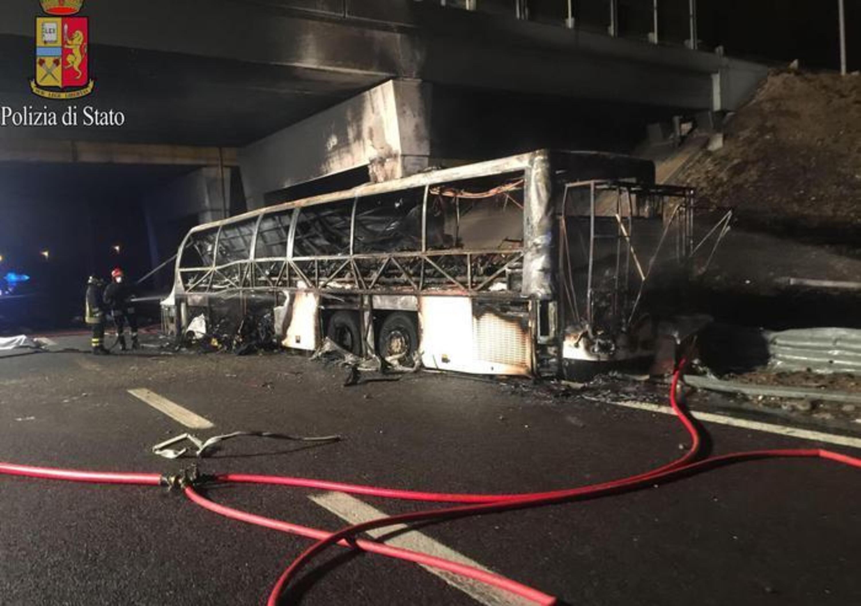 Bus si incendia sull&#039;A4, morti 16 ragazzi in gita