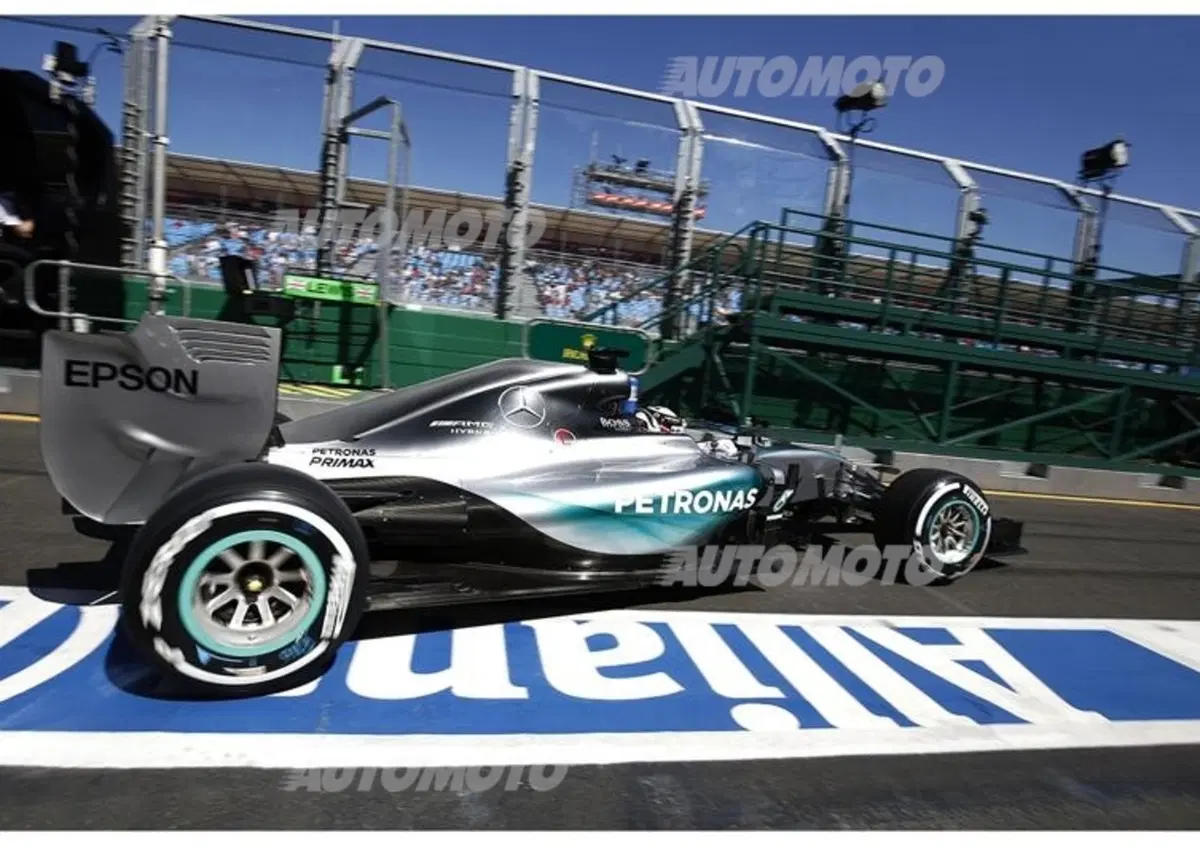 F1 2015, Australia: c'&egrave; del ridicolo nello schieramento di partenza. E non solo