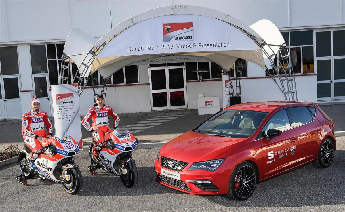 Seat Leon Cupra, auto ufficiale Ducati MotoGP 2017 (2)