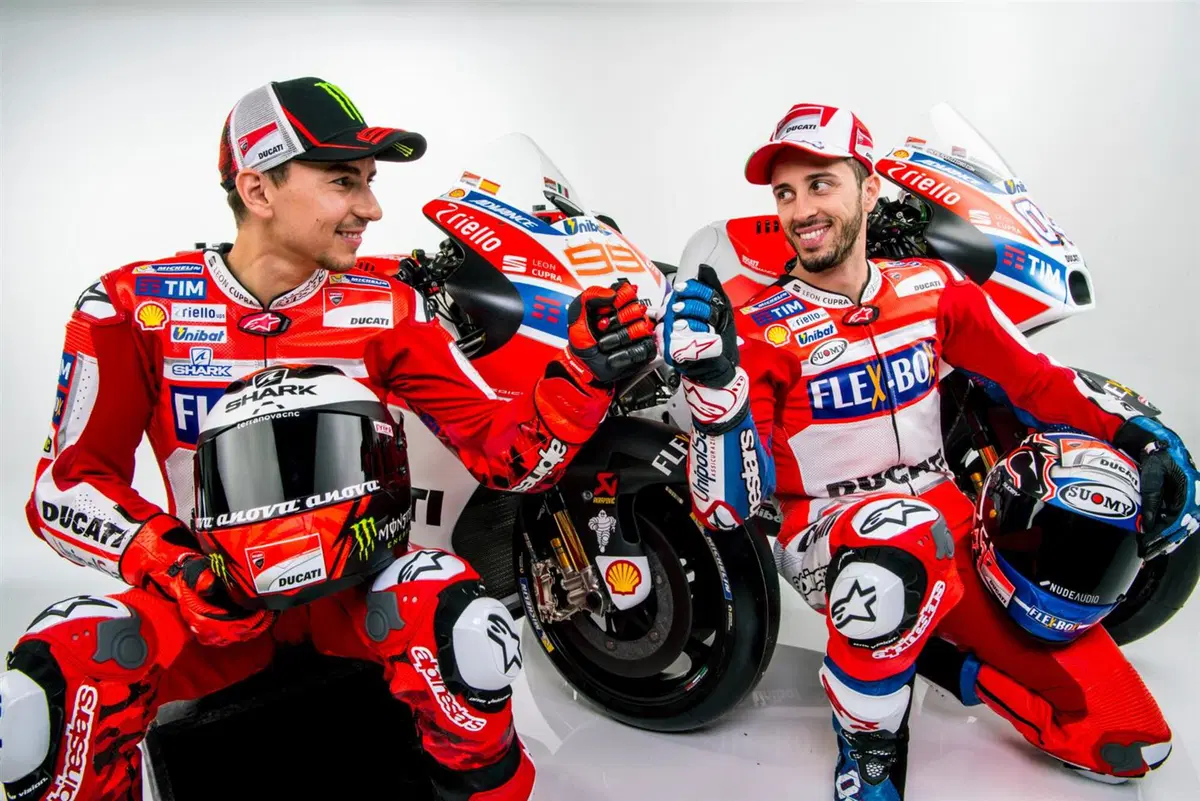 Seat Leon Cupra, auto ufficiale Ducati MotoGP 2017 (4)