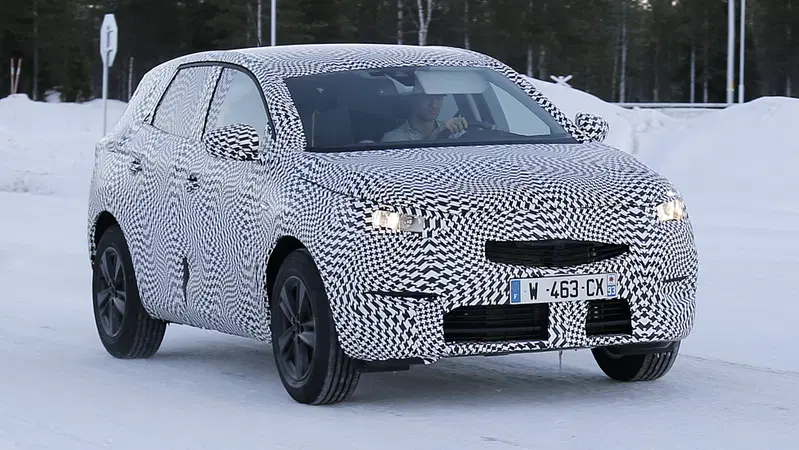 Opel Grandland X, le foto spia