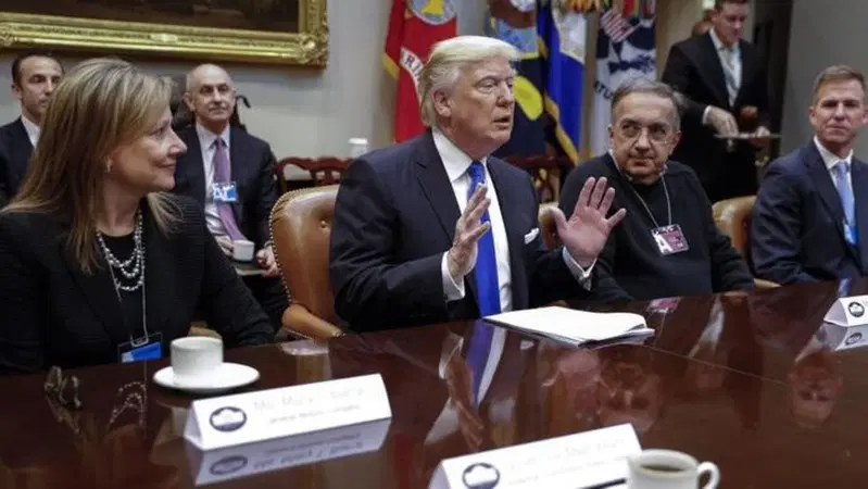 Trump ai big dell'auto: "Ambientalismo fuori controllo"