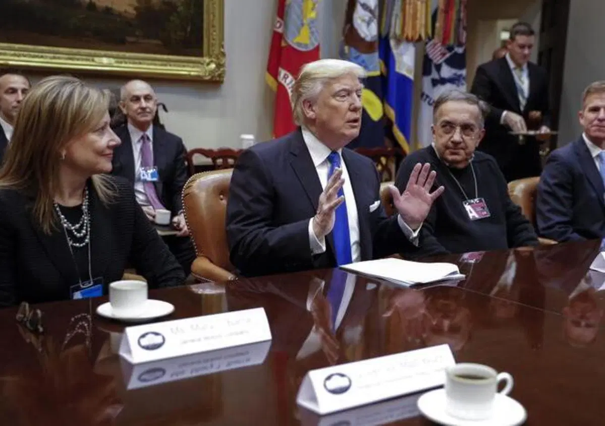 Trump ai big dell'auto: "Ambientalismo fuori controllo"