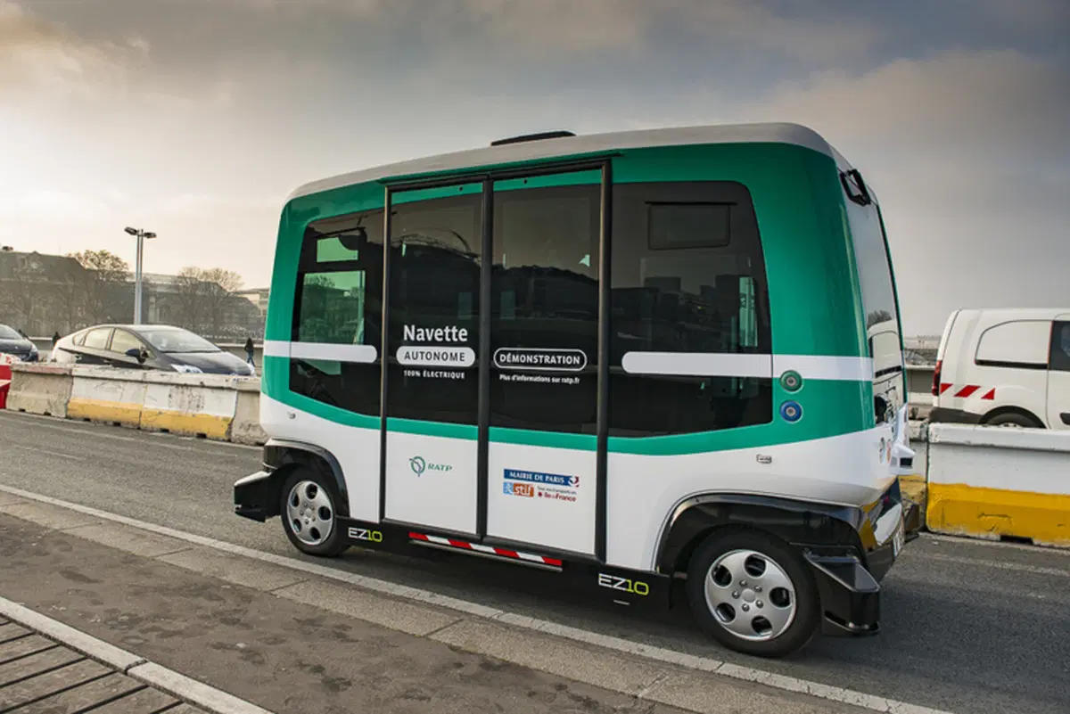 A Parigi arrivano i minibus a guida autonoma [Video]
