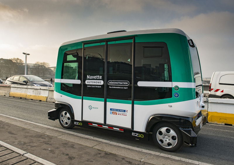 A Parigi arrivano i minibus a guida autonoma [Video]