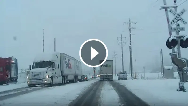 USA, attraversa passaggio a livello: camion centrato da un treno [Video]