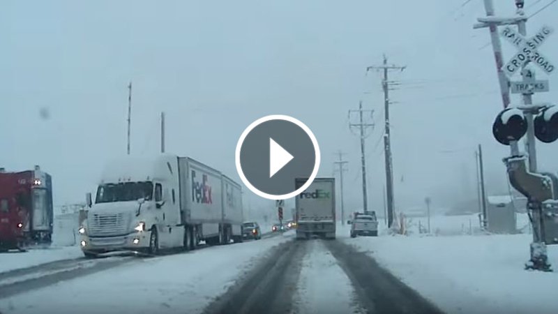USA, attraversa passaggio a livello: camion centrato da un treno [Video]