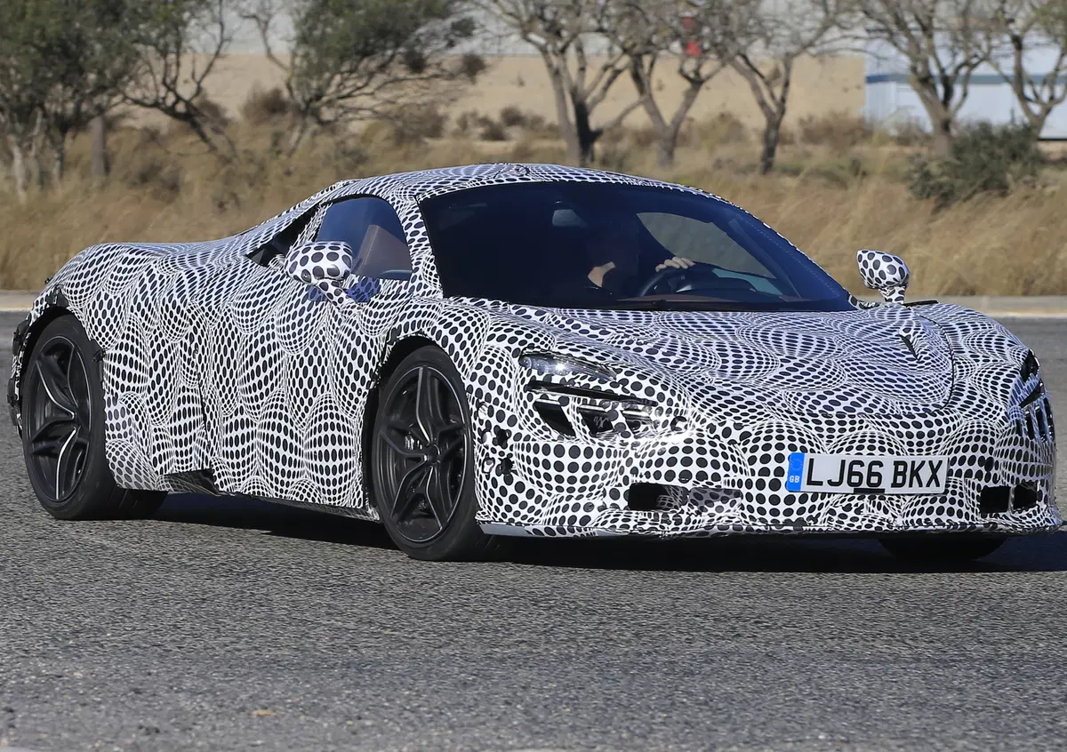 Nuova McLaren P14: i prototipi corrono veloci verso Ginevra
