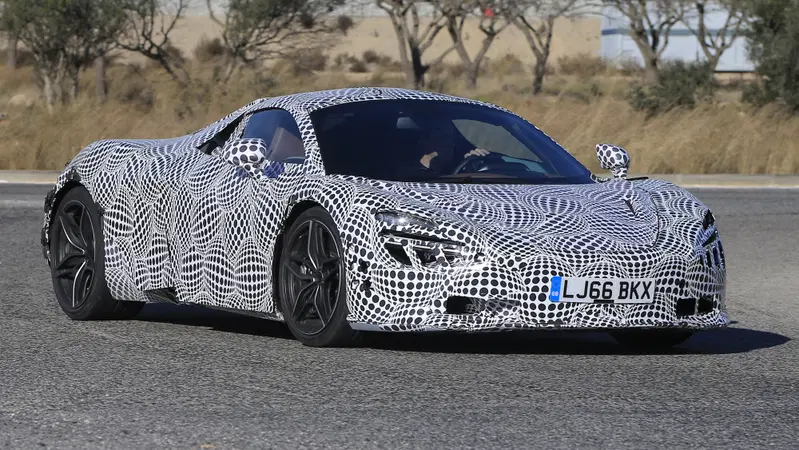 Nuova McLaren P14: i prototipi corrono veloci verso Ginevra