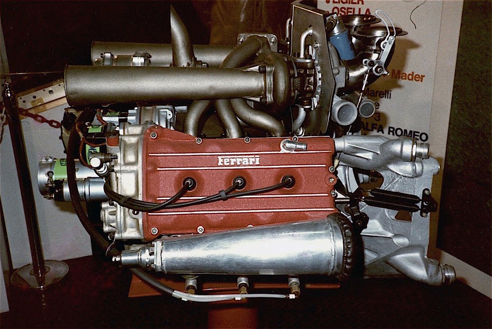 Il V6 Ferrari fino al 1986 ha avuto il basamento in lega di alluminio e un angolo tra i cilindri di 120&deg;. Si notino gli scarichi rivolti verso il centro della V formata dalle due bancate, dove si trovano i due turbocompressori