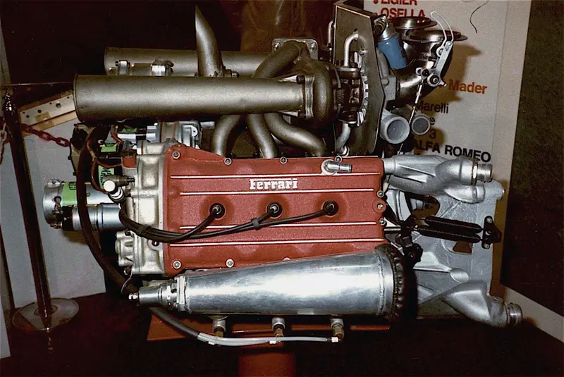 Il V6 Ferrari fino al 1986 ha avuto il basamento in lega di alluminio e un angolo tra i cilindri di 120&deg;. Si notino gli scarichi rivolti verso il centro della V formata dalle due bancate, dove si trovano i due turbocompressori