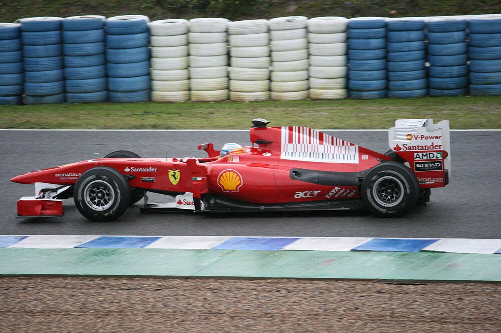 Alonso nei test di Jerez del 2010. Il codice a barre fu uno degli stratagemmi utilizzati dalla Ferrari per aggirare il divieto