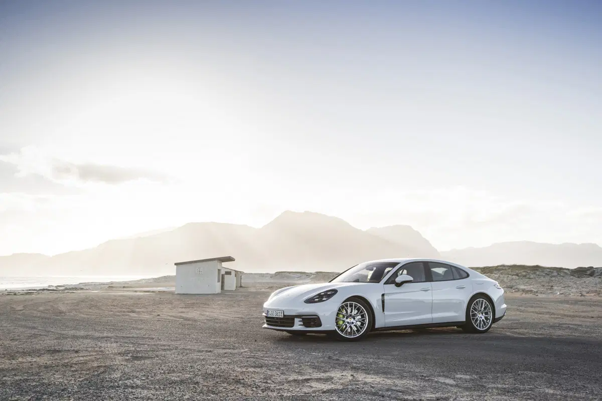 Porsche Panamera 4 E-Hybrid, figlia della 918 [Video primo test]