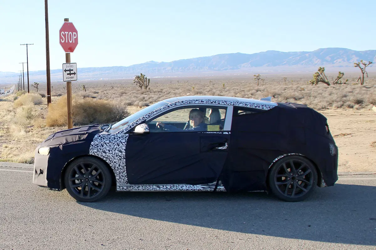 Hyundai Veloster 2019: le prime foto spia dalla California (4)
