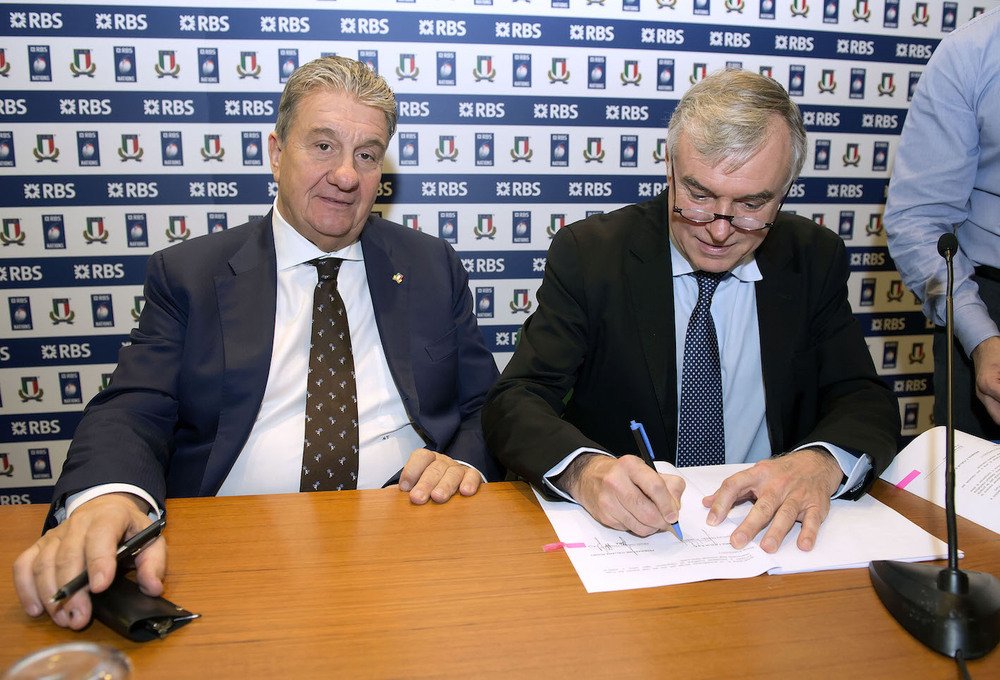 Bernard Chr&eacute;tien, Direttore Generale di Renault Italia, firma il contratto di sponsorizzazione con il Presidente della FIR, Alfredo Gavazzi.