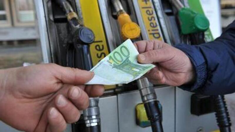 Accise sulla benzina, aumento in vista per salvare i conti