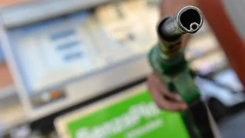 Benzina, in Italia il pieno pi&ugrave; caro d'Europa