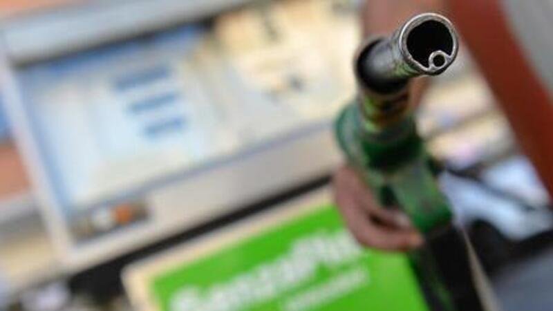 Benzina, in Italia il pieno pi&ugrave; caro d&#039;Europa