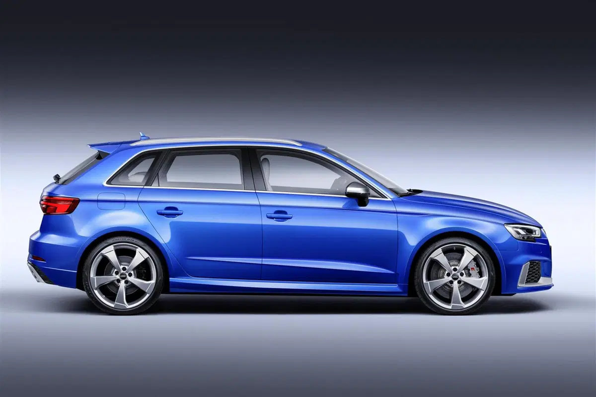 Audi RS3 Sportback restyling, ora ha 400 CV