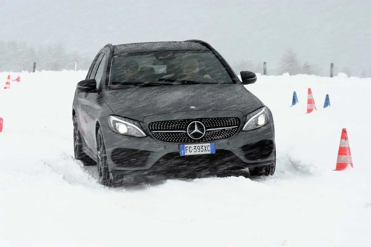 Cos’hanno in comune un furgone Mercedes e una AMG? Lo abbiamo scoperto sulla neve!