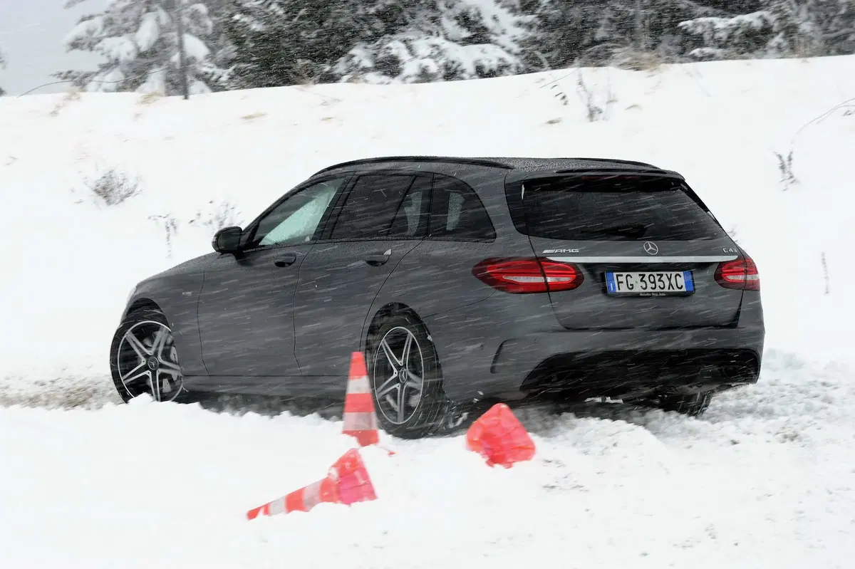 Cos’hanno in comune un furgone Mercedes e una AMG? Lo abbiamo scoperto sulla neve! (4)