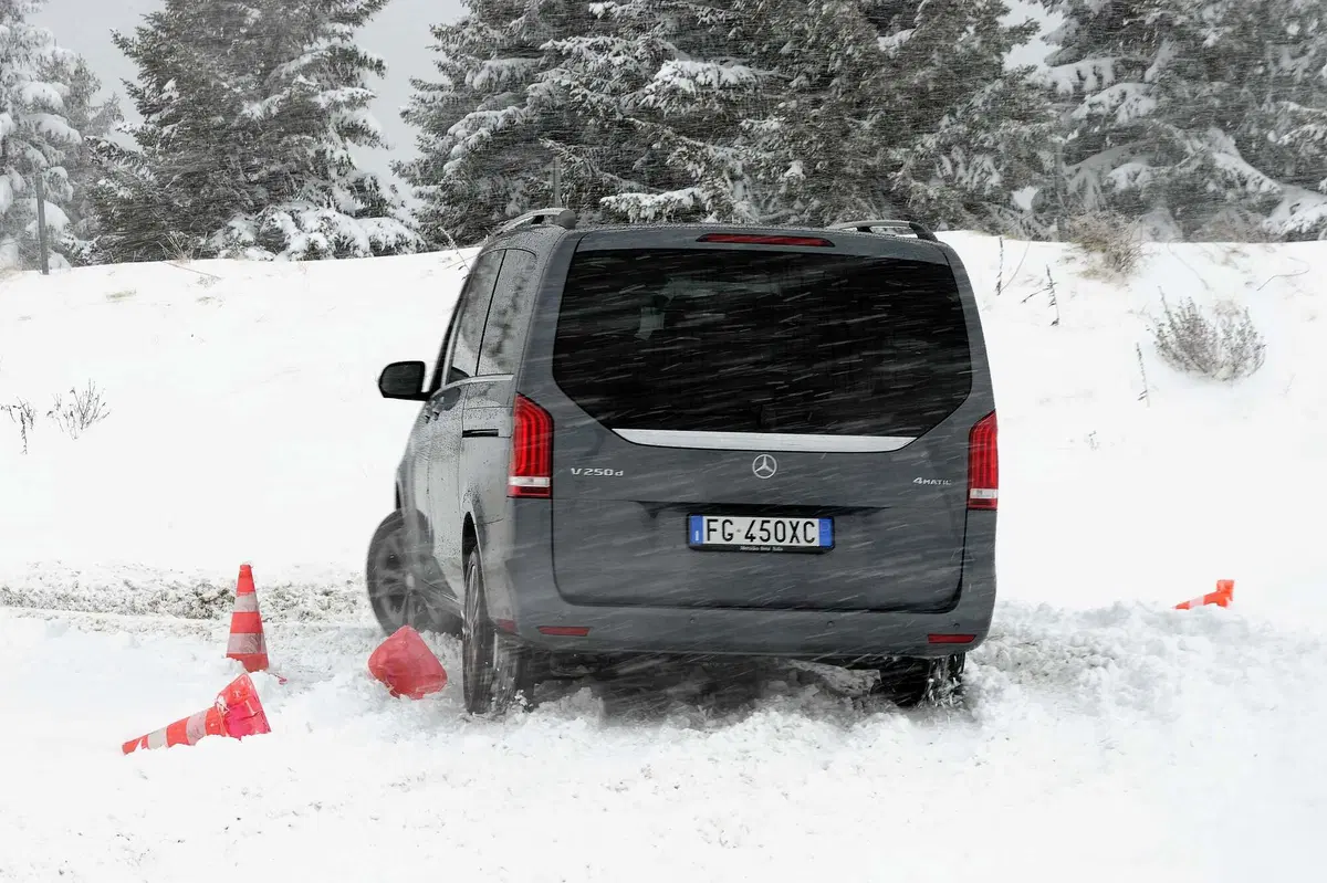 Cos’hanno in comune un furgone Mercedes e una AMG? Lo abbiamo scoperto sulla neve! (11)