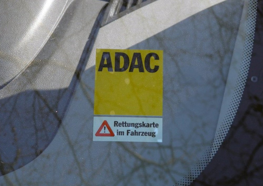 Un adesivo da parabrezza fornito gratuitamente dall&#039;ADAC tedesco