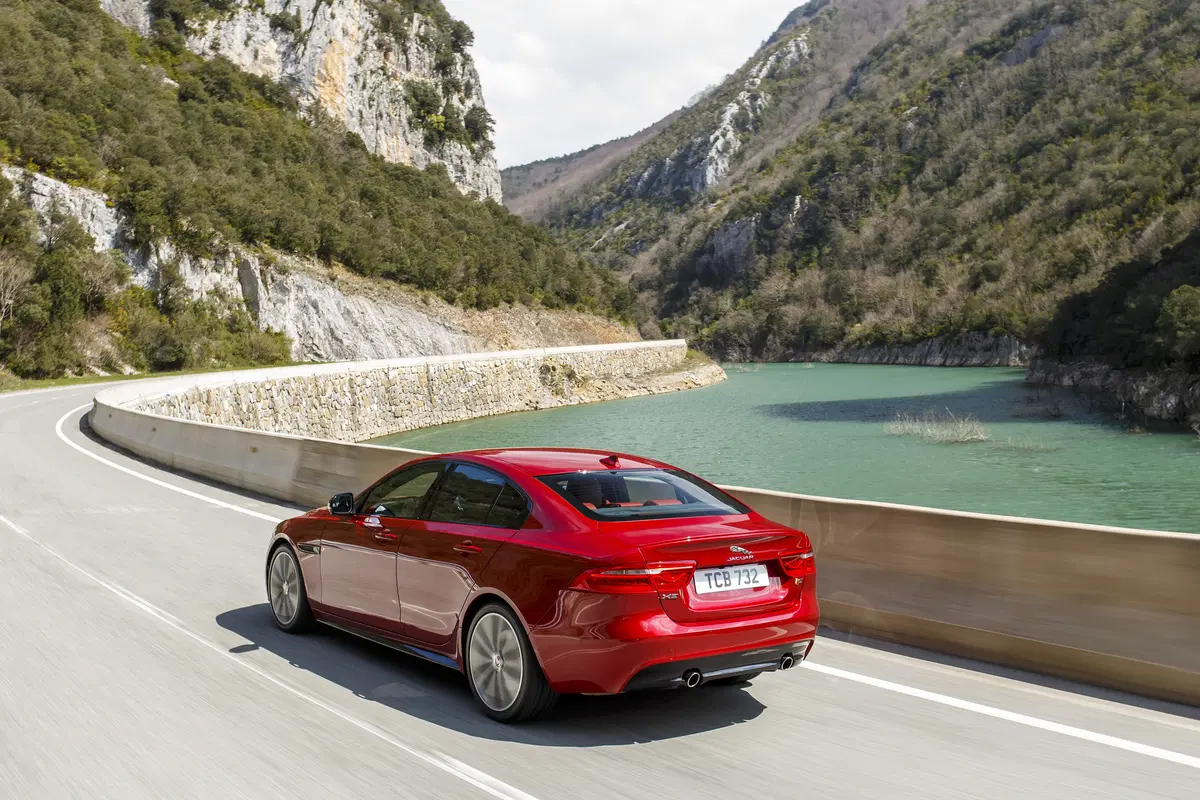 Jaguar F-Pace, XF e XE, ecco i MY 2018 (4)