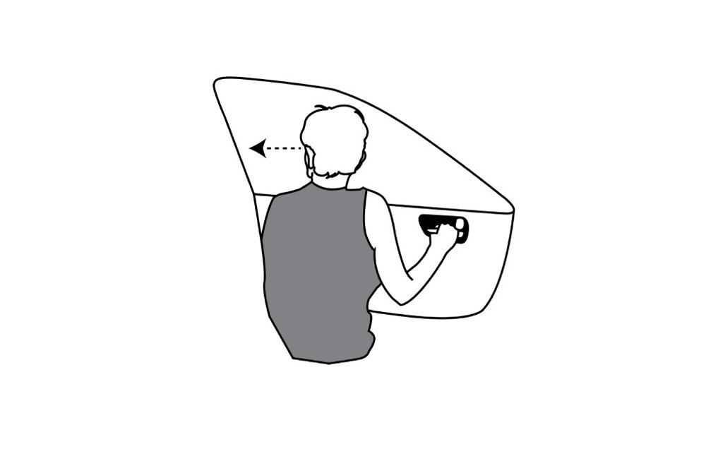 Come si esegue il &quot;Dutch Reach&quot;: 1) Raggiungere la maniglia di apertura con la mano destra; 2) Controllare sullo specchietto retrovisore; 3) Aprire la portiera