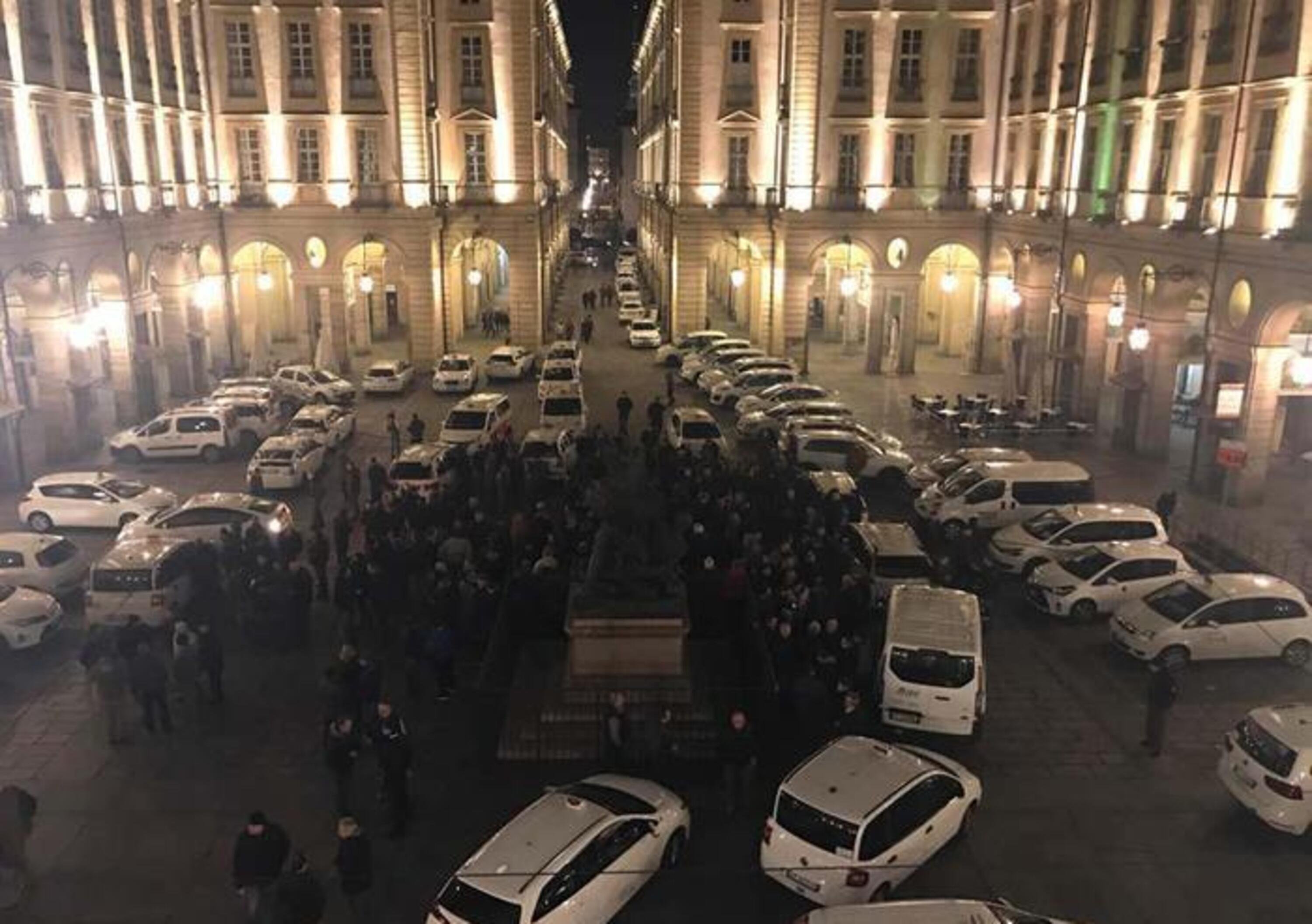 Taxi in rivolta contro Uber: blocco a Roma, proteste a Milano e a Torino