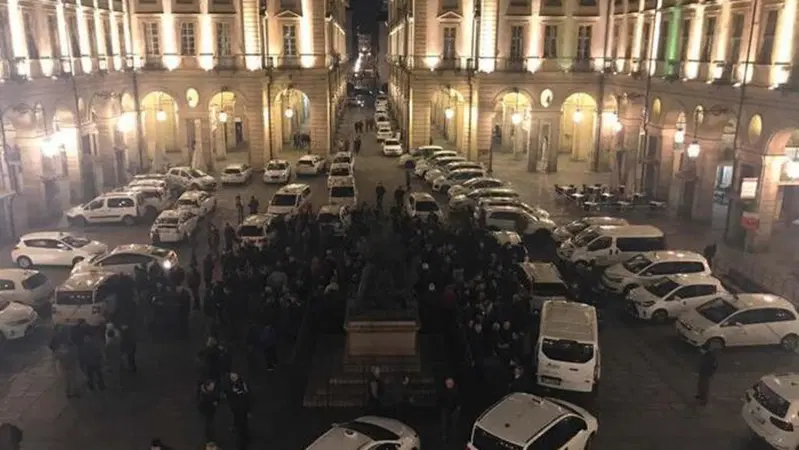 Taxi in rivolta contro Uber: blocco a Roma, proteste a Milano e a Torino