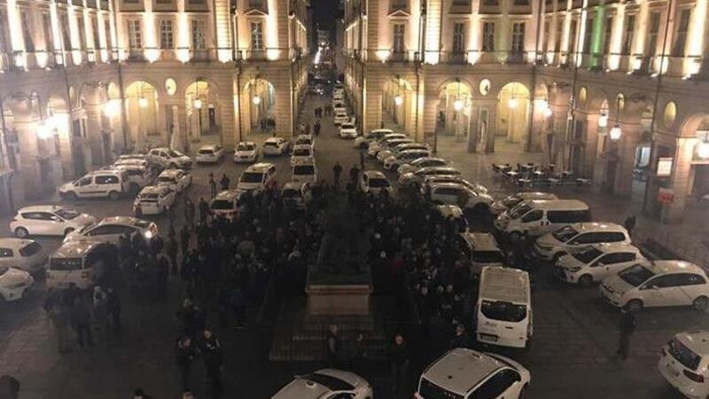 Taxi in rivolta contro Uber: blocco a Roma, proteste a Milano e a Torino