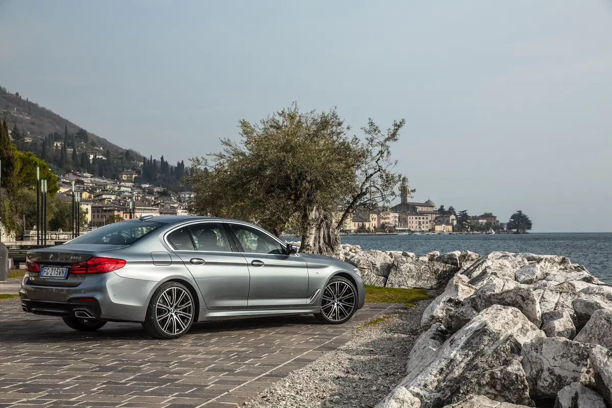 Nuova BMW Serie 5 530d: piacere di guida hi-tech [Video Primo Test] (17)