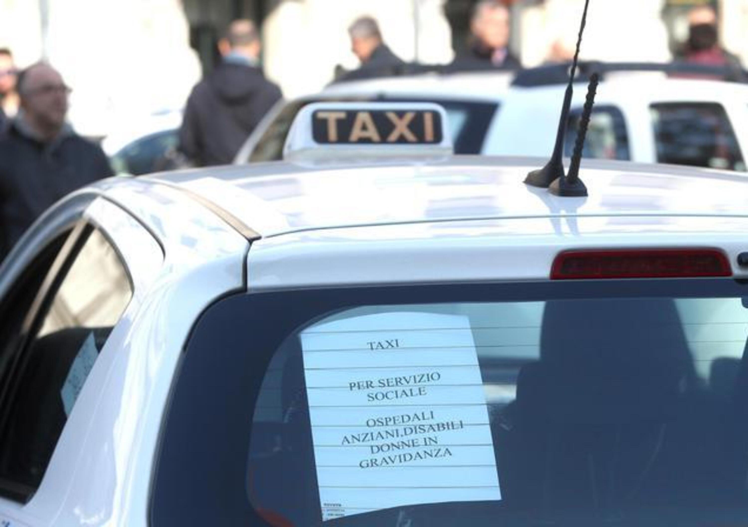 Milano, taxi in corteo in centro. Proteste anche a Roma, Torino e Napoli
