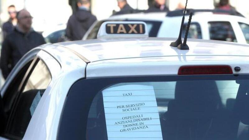 Milano, taxi in corteo in centro. Proteste anche a Roma, Torino e Napoli