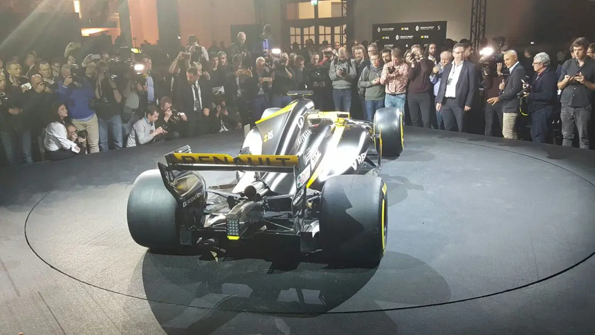 Formula 1 2017, Renault toglie i veli alla RS17 (5)