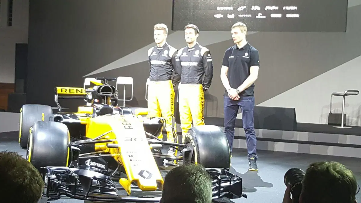 Formula 1 2017, Renault toglie i veli alla RS17 (6)