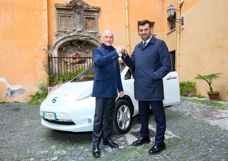 Nissan Italia consegna una Leaf al Presidente dell&rsquo;Anci