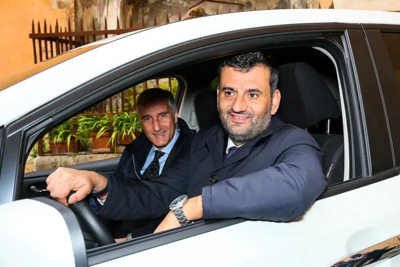 Antonio Decaro e Bruno Mattucci a bordo della Nissan Leaf da ora in dotazione all'Anci
