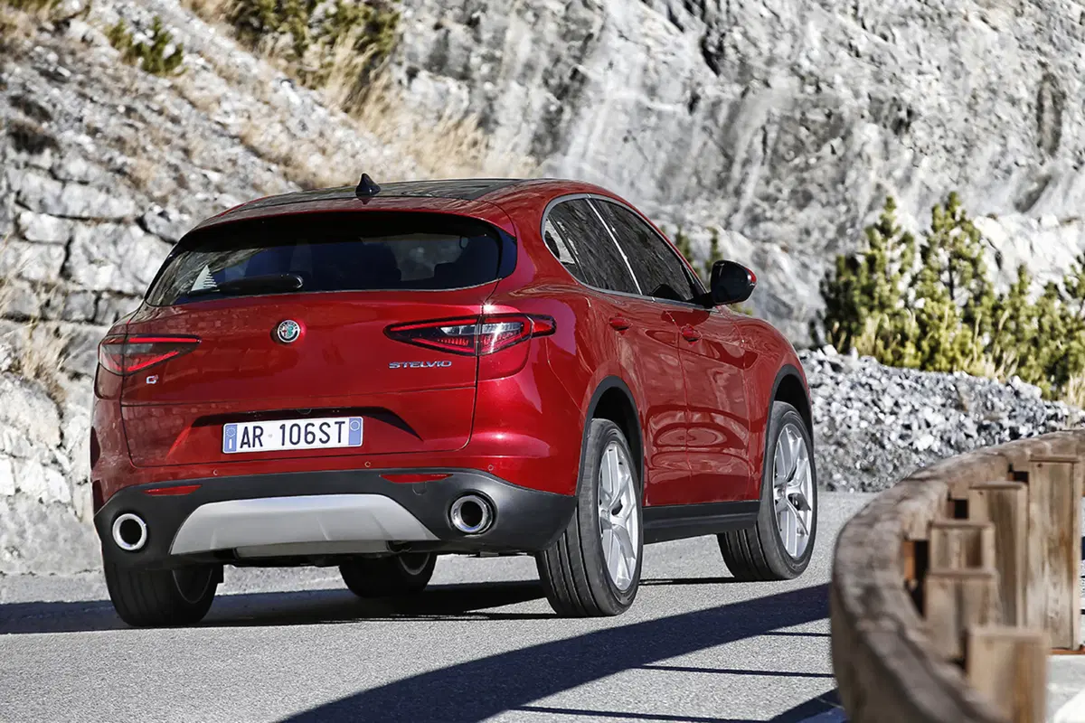 Alfa Romeo Stelvio, ecco gli allestimenti e i prezzi di listino (17)
