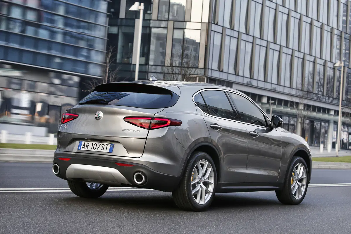 Alfa Romeo Stelvio, ecco gli allestimenti e i prezzi di listino (19)