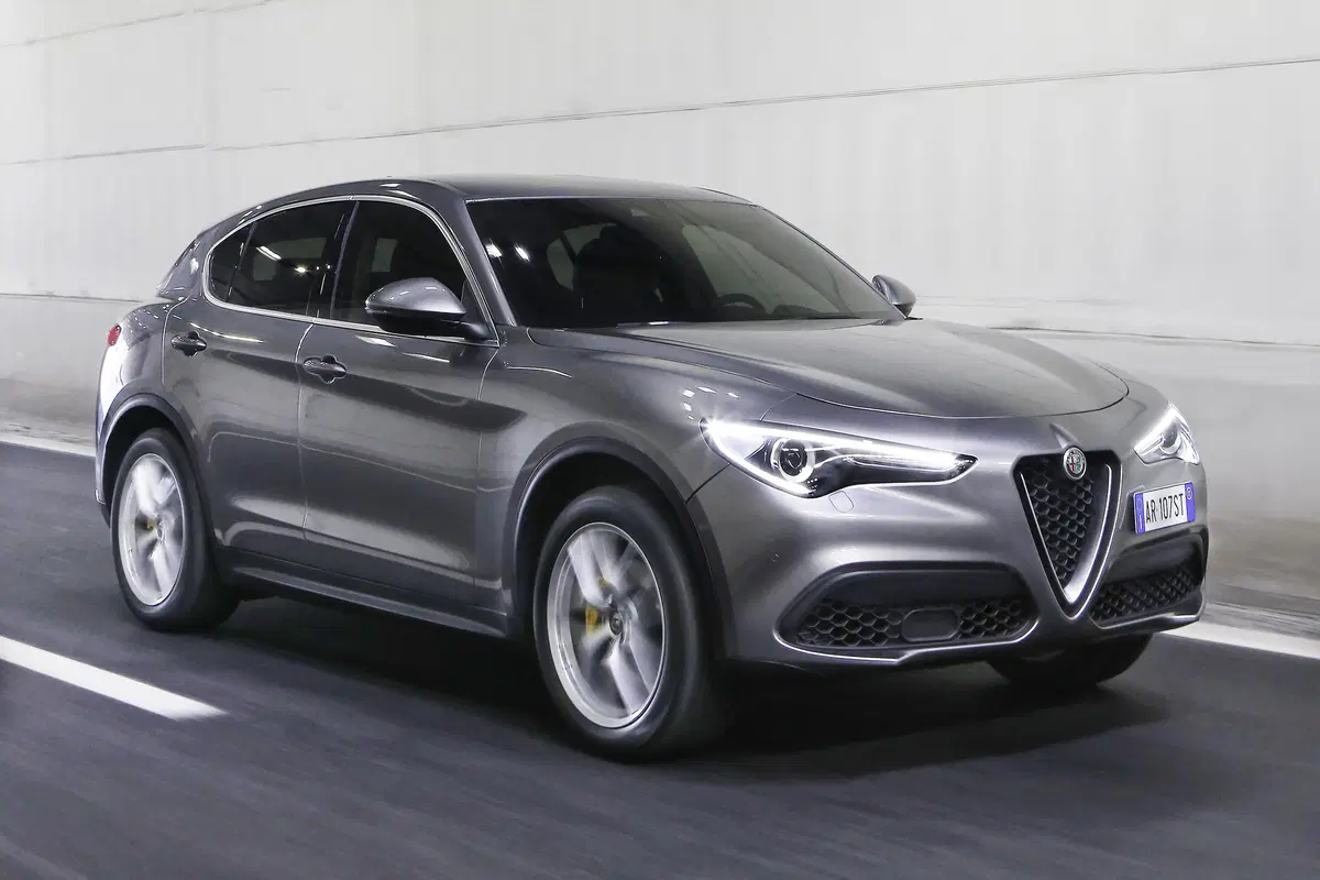 Alfa Romeo Stelvio, ecco gli allestimenti e i prezzi di listino (24)