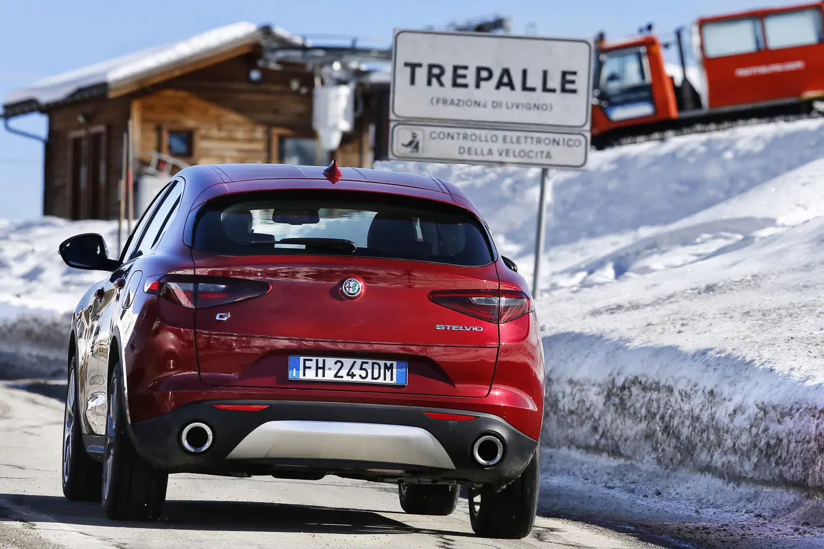 Alfa Romeo Stelvio, ecco gli allestimenti e i prezzi di listino (39)