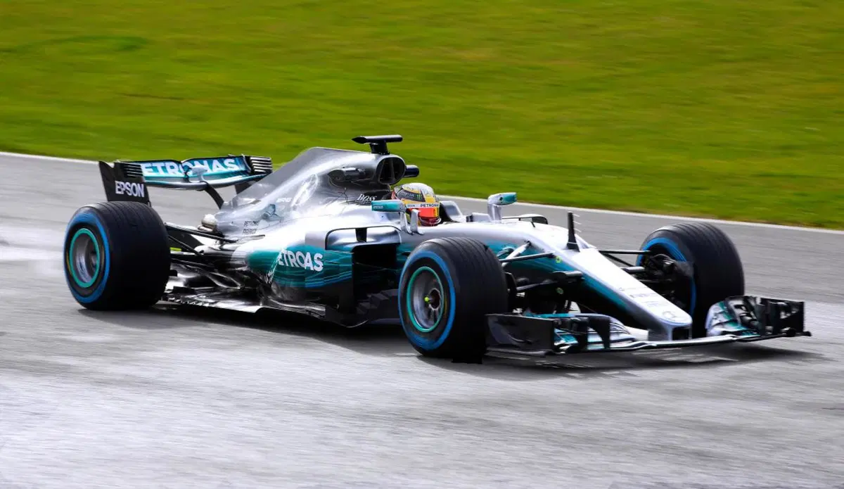 Formula 1 2017: Mercedes svela la W08 (3)